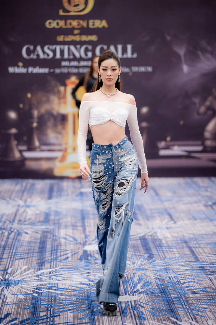 Hoa hậu Khánh Vân catwalk thị phạm trong buổi tuyển chọn người mẫu trình diễn - Ảnh: BTC
