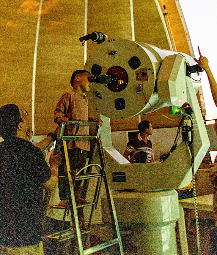 Trải nghiệm ngắm bầu trời qua kính thiên văn RC500, một trong những kính thiên văn lớn nhất tại Việt Nam