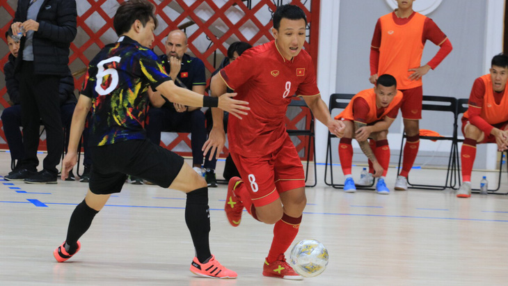 Minh Trí (phải) trong trận thắng Hàn Quốc - Ảnh: VFF