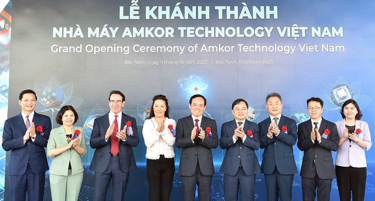 Phó thủ tướng Trần Lưu Quang (giữa) chụp ảnh chung với lãnh đạo Tập đoàn Amkor Technology tại Bắc Ninh - Ảnh: HẢI MINH