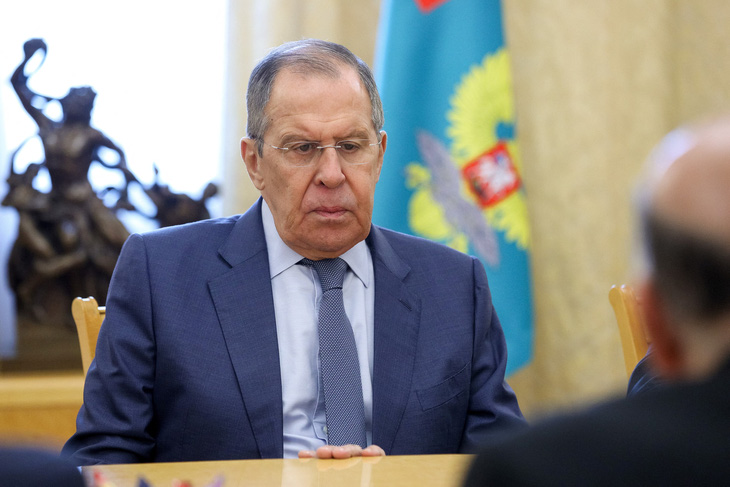 Ngoại trưởng Nga Sergei Lavrov gặp Ngoại trưởng Iraq Fuad Hussein tại thủ đô Matxcơva, Nga hôm 10-10 - Ảnh: REUTERS