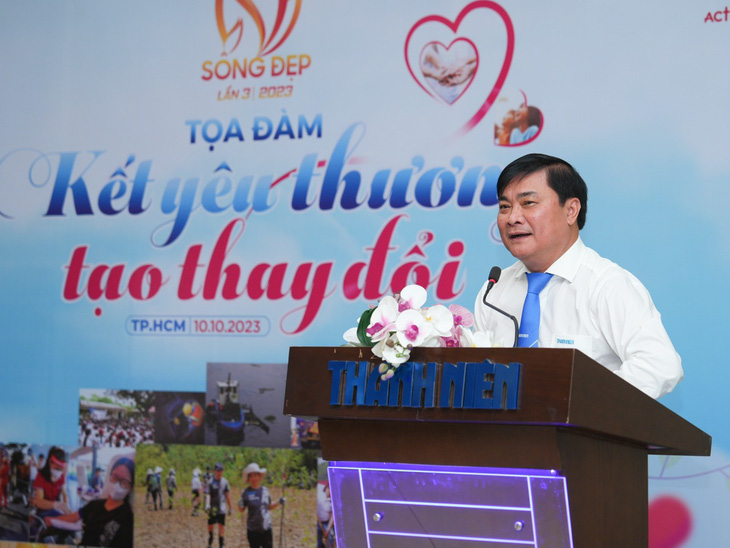 Tổng biên tập báo Thanh Niên Nguyễn Ngọc Toàn phát biểu tại buổi tọa đàm “Kết yêu thương, tạo thay đổi”
