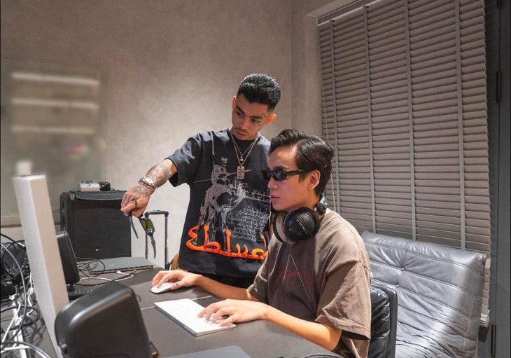 JustaTee tập trung làm việc tại phòng thu riêng, chuẩn bị các phần trình diễn của Rap Việt