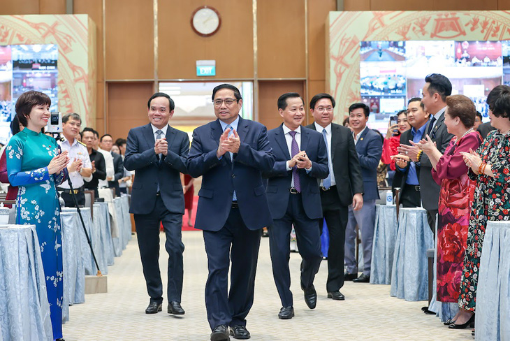 Thủ tướng Phạm Minh Chính cùng Phó thủ tướng Lê Minh Khái, Phó thủ tướng Trần Lưu Quang tới dự buổi gặp mặt của Thường trực Chính phủ với đại diện doanh nhân Việt Nam - Ảnh: VGP