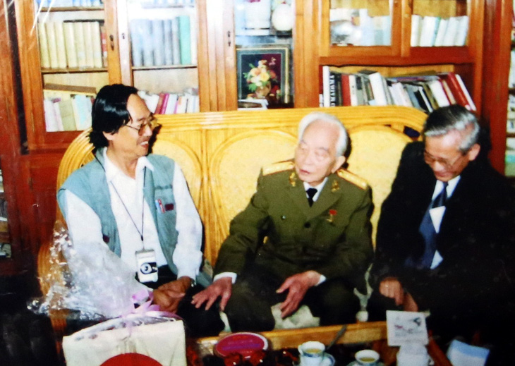 Ông Trịnh Đình Tiến chụp ảnh chung với đại tướng Võ Nguyên Giáp và giáo sư Phan Huy Lê - Ảnh Trịnh Đình Tiến cung cấp
