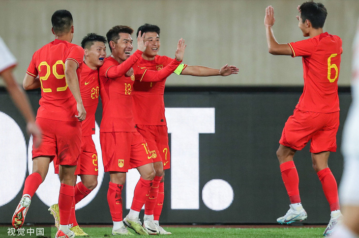 Tuyển Trung Quốc không cần kiểm soát bóng. Họ kiên nhẫn chờ tuyển Việt Nam mắc sai lầm và ghi bàn - Ảnh: CFA