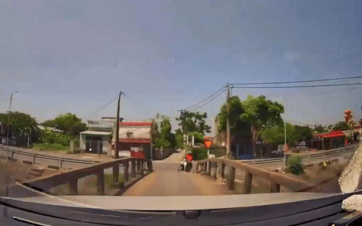 Ô tô và xe máy cùng đi qua một chiếc cầu hẹp, không xe nào nhường xe nào rồi đâm nhau, lỗi do ai?