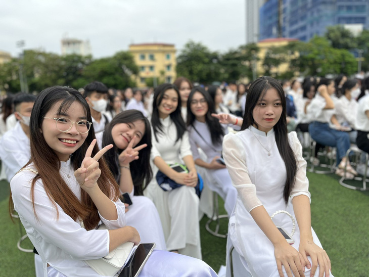 Tân sinh viên Trường đại học Sư phạm Hà Nội trong lễ khai giảng - Ảnh: VĨNH HÀ