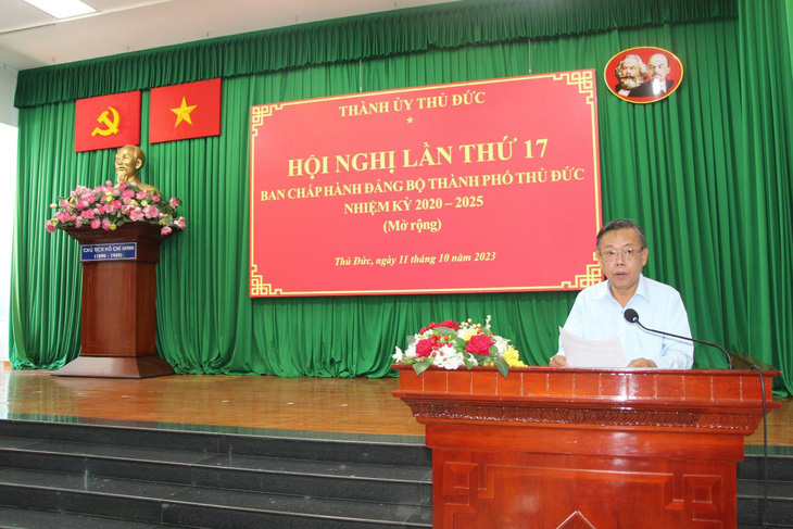 Bí thư Thành ủy TP Thủ Đức Nguyễn Hữu Hiệp phát biểu tại hội nghị - Ảnh: TIẾN LONG