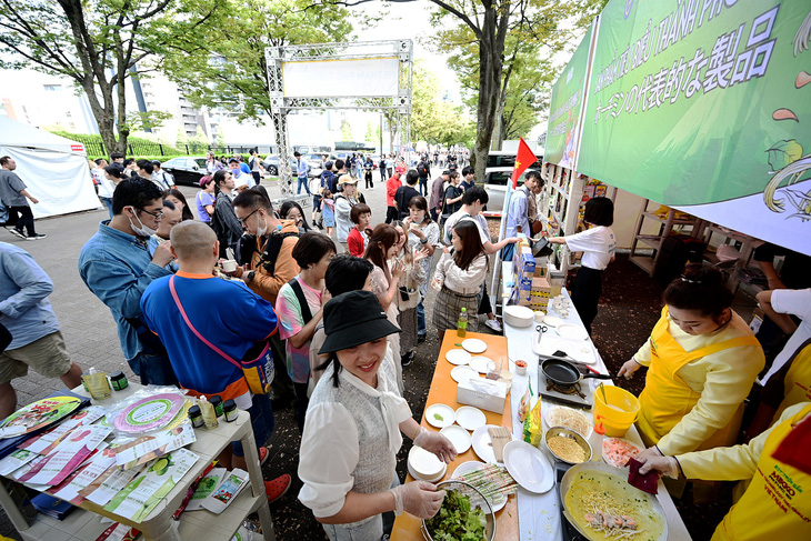 Người dân Nhật Bản tìm hiểu các sản phẩm hàng Việt Nam tại lễ hội Vietnam Phở Festival ở Nhật Bản, do báo Tuổi Trẻ tổ chức - Ảnh: QUANG ĐỊNH
