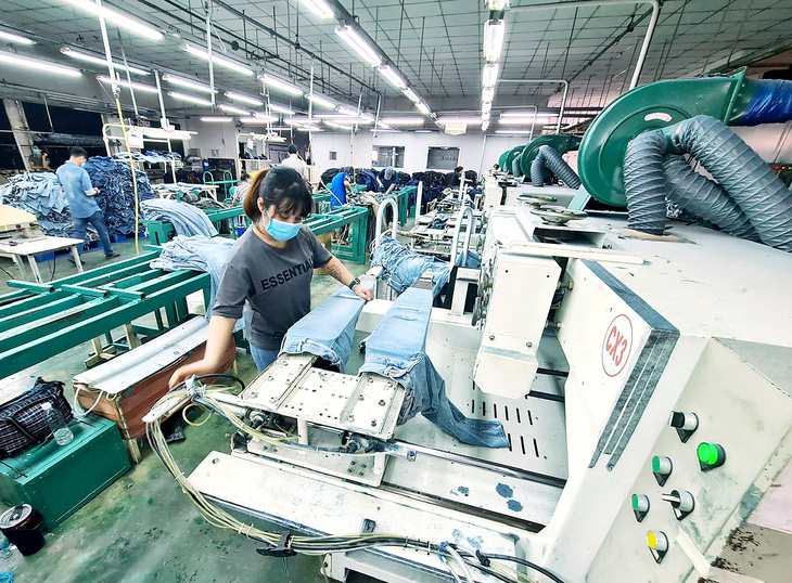 Doanh nghiệp phải chắt chiu từng đơn hàng để có công ăn việc làm cho người lao động. Trong ảnh: công nhân của Công ty Việt Thắng Jeans sản xuất hàng xuất khẩu - Ảnh: NGỌC HIỂN