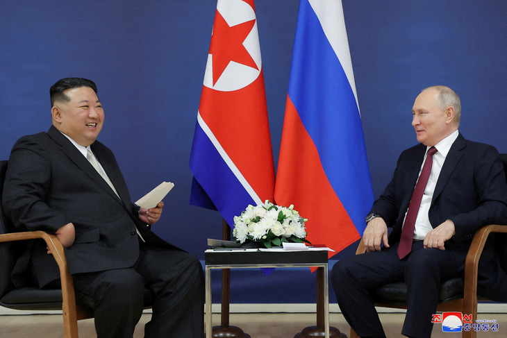 Tổng thống Nga Vladimir Putin và lãnh đạo Triều Tiên Kim Jong Un trong cuộc gặp tại vùng Amur (Nga) hôm 13-9 - Ảnh: REUTERS/KCNA