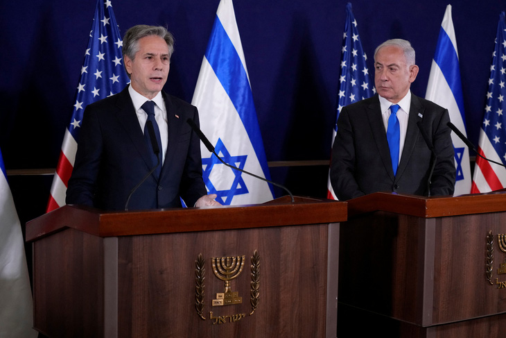 Ngoại trưởng Mỹ Antony Blinken trong họp báo với Thủ tướng Israel Benjamin Netanyahu ngày 12-10 - Ảnh: REUTES