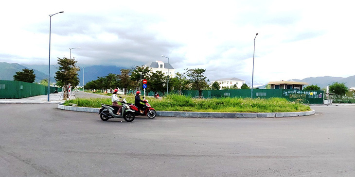 Một trong các nút giao thông thuộc dự án "cấp bách" tại sân bay Nha Trang đầy cỏ mọc, rào vây, chưa biết bao giờ mới hoàn thành dự án - Ảnh: PHAN SÔNG NGÂN