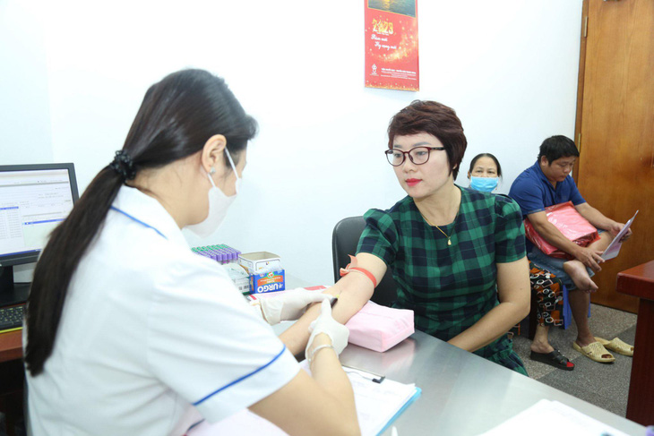 Chị Hoàng Thị Kiều kiểm tra sức khỏe tại Viện Huyết học - Truyền máu trung ương - Ảnh: BVCC