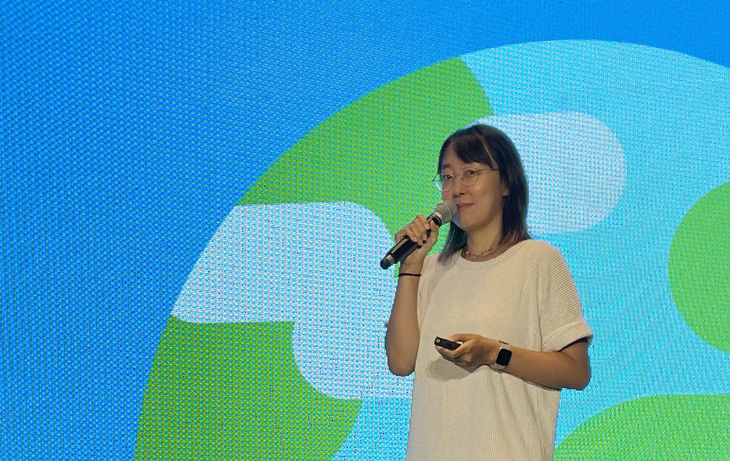 Bà Danchen Yan, quản lý chuyên trách mảng học tập và chương trình giảng dạy của Duolingo, chia sẻ tại buổi gặp gỡ báo chí ở TP.HCM sáng 12-10 - Ảnh: NGHI VŨ
