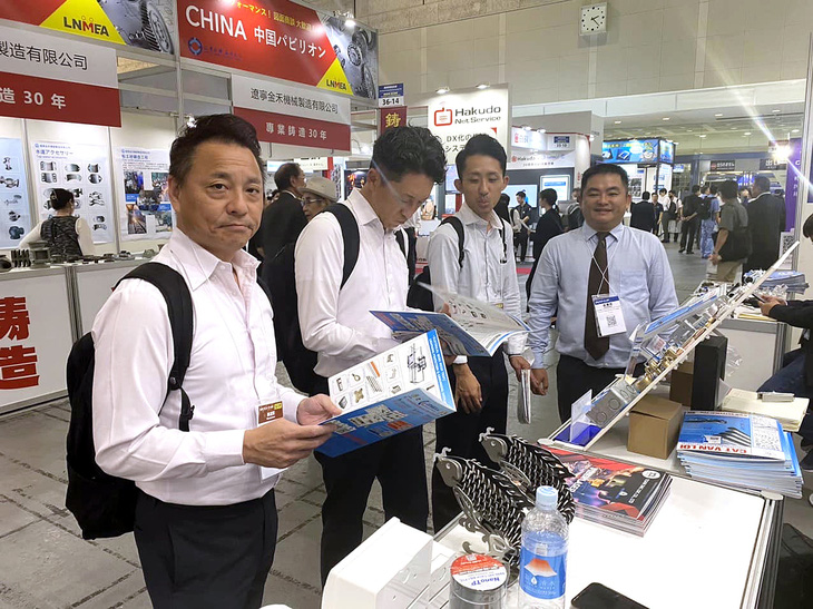 Doanh nhân Lê Mai Hữu Lâm (bìa phải) giới thiệu sản phẩm cho các đối tác quốc tế tại triển lãm ở Nhật Bản - Ảnh: H.L.