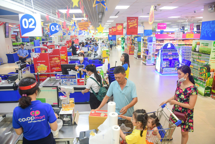 Khách hàng được hưởng nhiều đặc quyền khi mở thẻ thành viên tại các siêu thị Co.opmart, Co.opXtra - Ảnh: QUANG ĐỊNH