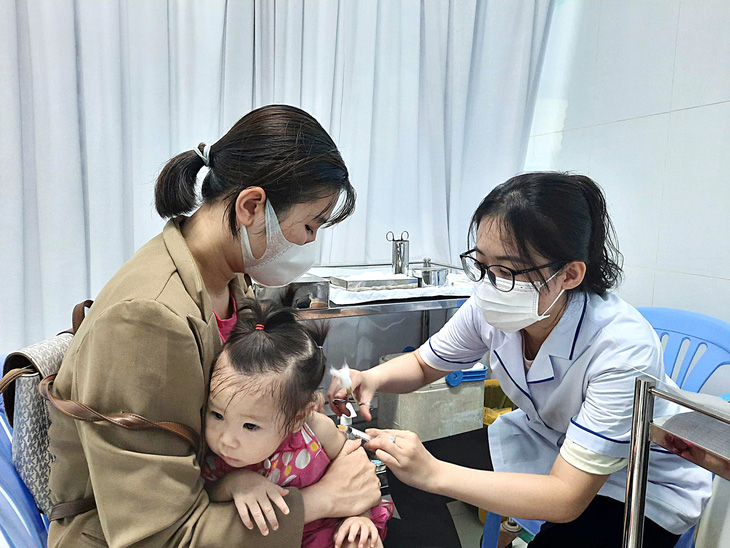 Trẻ tiêm chủng vắc xin tại trạm y tế ở TP.HCM - Ảnh: THU HIẾN