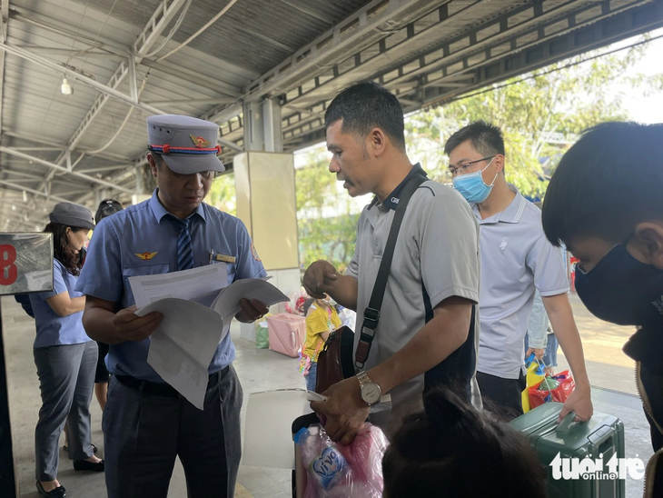 Đường sắt Sài Gòn cảnh báo hành khách không mua vé 'chợ đen' - Ảnh: THU DUNG