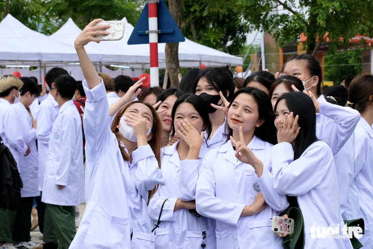 Sinh viên Trường đại học Y Dược hào hứng đón khai giảng năm học mới tại khu đô thị Đại học Quốc gia Hà Nội Hòa Lạc - Ảnh: NGUYÊN BẢO