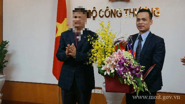 Ông Hoàng Anh Tuấn (phải) thời điểm được bổ nhiệm làm vụ phó thuộc Bộ Công Thương - Ảnh: Bộ Công Thương