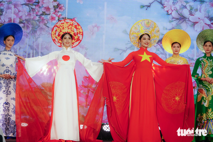 Hai bộ áo dài đặc biệt Việt Nam và Nhật Bản trong bộ sưu tập "Việt Nam gấm hoa" của nhà thiết kế Lan Vy