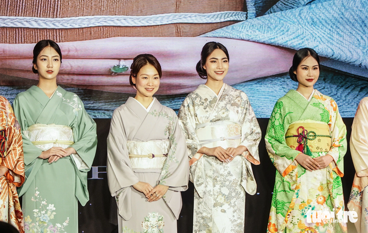 Chuyên gia kimono Junko Sophie Kakizaki (thứ 2 từ trái sang) trên sân khấu &quot;Sắc thu Việt - Nhật&quot; - Ảnh: NGUYỄN HIỀN