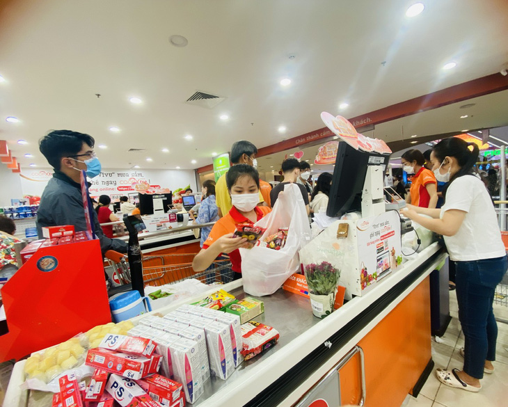 Các siêu thị thuộc hệ thống Saigon Co.op chiết khấu trực tiếp vào hóa đơn mua hàng cho khách hàng có thẻ thành viên, thẻ càng cao ưu đãi càng nhiều - Ảnh: MỘC MIÊN