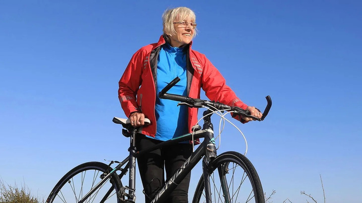 Đạp xe là thói quen của bà Mavis Paterson, thậm chí đã trở thành điều thiết yếu trong cuộc sống. Đó là động lực sống tiếp của bà sau khi 3 người con qua đời - Ảnh: maviscycle/Instagram
