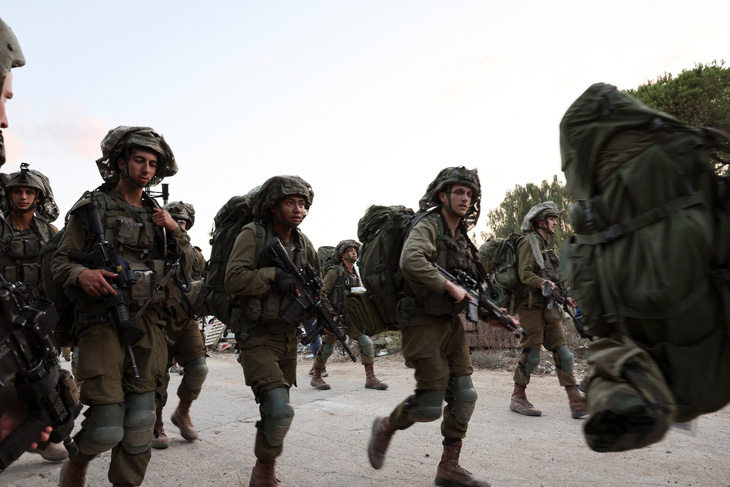 Binh sĩ Israel được triển khai tại khu định cư Beeri ở miền nam Israel vào ngày 11-10 - Ảnh: REUTERS
