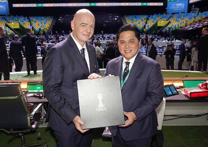 Chủ tịch PSSI Erick Thohir (phải) có cuộc gặp với Chủ tịch FIFA Gianni Infantino trong năm 2023 - Ảnh: PSSI