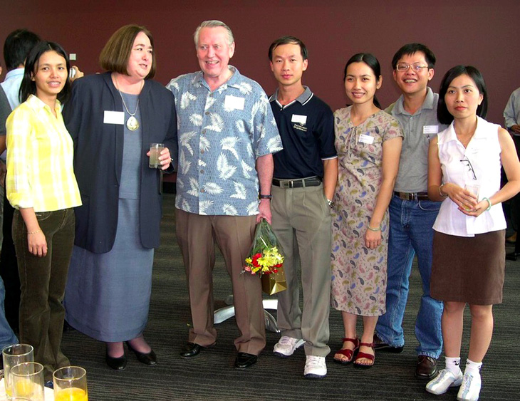 Chuck Feeney (thứ ba từ trái sang) cùng nhóm sinh viên Việt Nam tại Đại học Queensland năm 2004 - Ảnh tư liệu