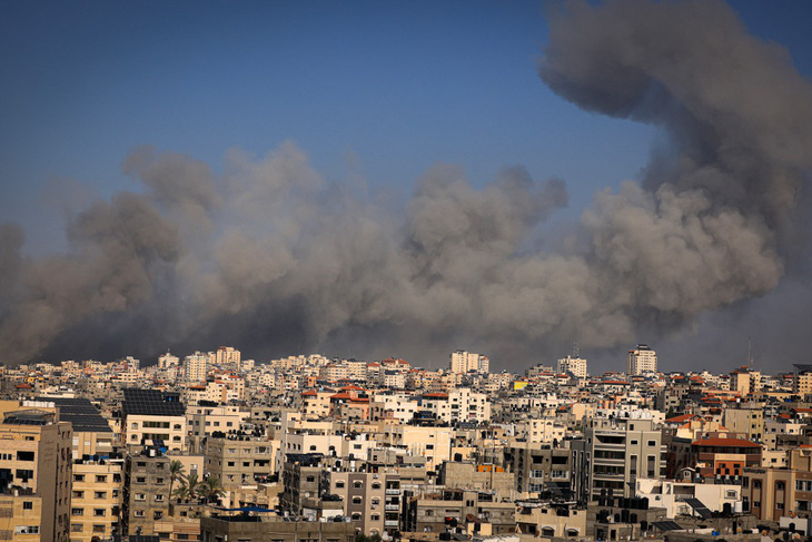 Khói đen bốc lên khi quân đội Israel tiếp tục không kích trả đũa nhằm vào Dải Gaza vào ngày 12-10 - Ảnh: AFP