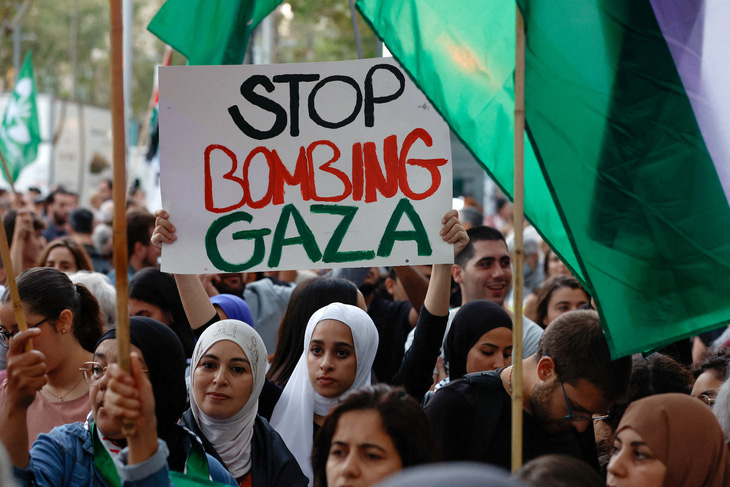 Người biểu tình ở thành phố Barcelona (Tây Ban Nha) ra đường ngày 11-10, kêu gọi ngừng đánh bom Dải Gaza. Câu chuyện Israel - Hamas phức tạp ở chỗ không ai ủng hộ hành động tấn công của Hamas, nhưng cũng không ít người phản đối việc Israel vây hãm Gaza, vì họ lo ngại vấn đề nhân đạo của hơn 2 triệu người Palestine vô tội đang sinh sống tại đó - Ảnh: REUTERS