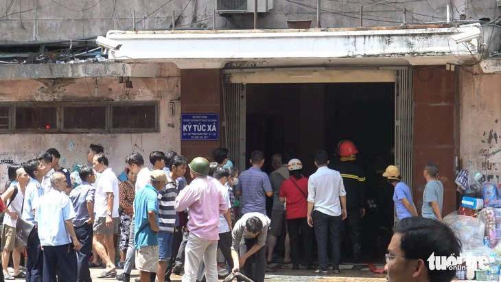 Hàng chục người được giải cứu khỏi đám cháy tại ký túc xá Trường cao đẳng Cao Thắng năm 2019 - Ảnh: MINH HÒA