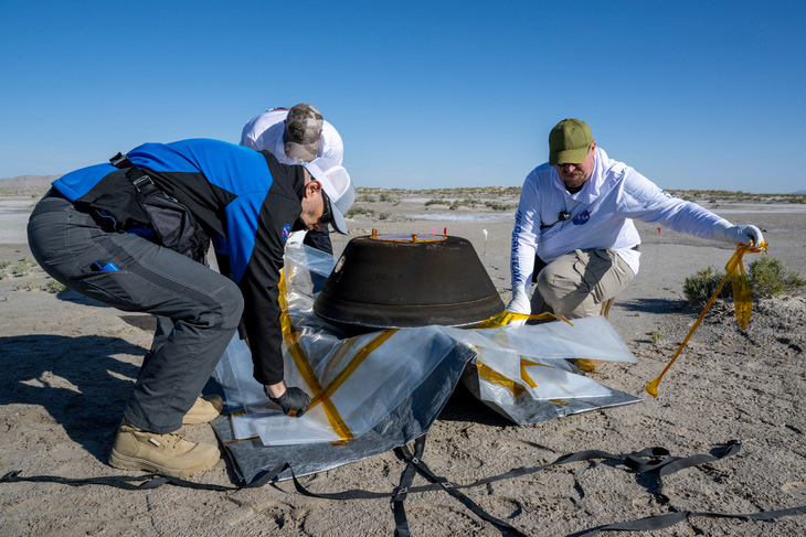 Khoang chứa mẫu vật tiểu hành tinh Bennu của tàu vũ trụ OSIRIS-REx  hạ cánh xuống sa mạc Utah của Mỹ, ngày 24-9-2023 - Ảnh: REUTERS