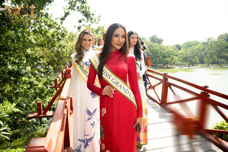 Thí sinh Miss Grand International 2023 mặc áo dài tham quan đền Ngọc Sơn - Ảnh: BTC