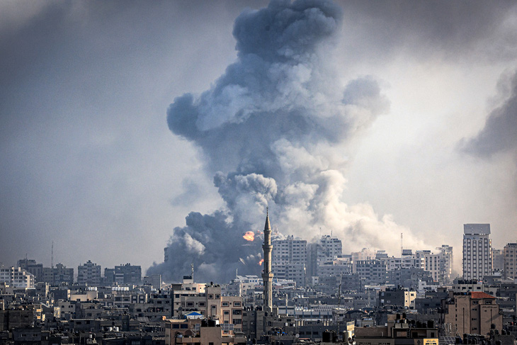 Khói bốc lên từ Dải Gaza sau khi bị Israel không kích ngày 12-10 - Ảnh: AFP