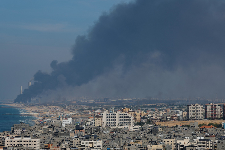 Khói bốc lên từ Israel sau khi bị quân Hamas xâm nhập ngày 7-10 - Ảnh: REUTERS