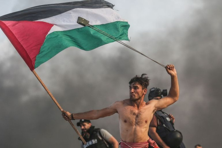 Một thanh niên người Palestine biểu tình yêu cầu Israel gỡ phong tỏa Dải Gaza hồi năm 2018 - Ảnh: ANADOLU