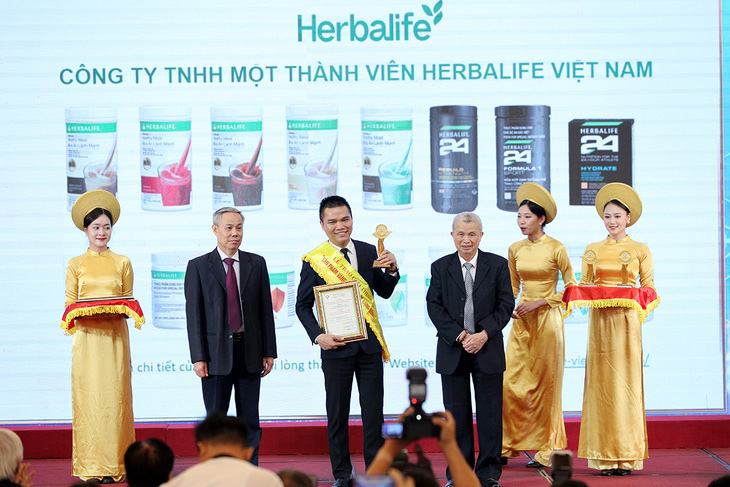 Ông Nguyễn Thành Đạt - Giám đốc Truyền thông Herbalife Việt Nam đại diện công ty nhận giải thưởng "Sản Phẩm Vàng Vì Sức Khỏe Cộng Đồng 2023"