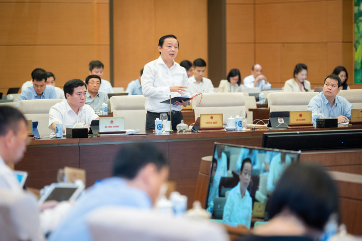 Phó thủ tướng Trần Hồng Hà thông tin về thực thi chính sách phát triển năng lượng tái tạo - Ảnh: G.HÂN