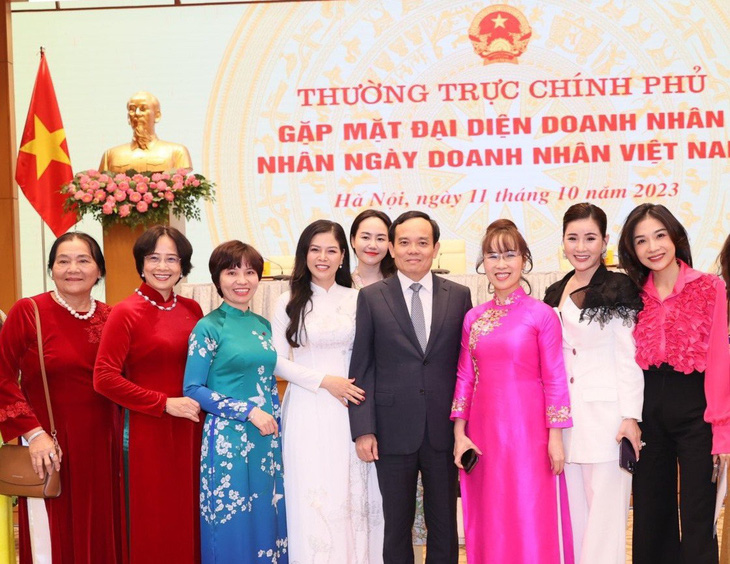 Phó thủ tướng Trần Lưu Quang ân cần thăm hỏi các nữ doanh nhân
