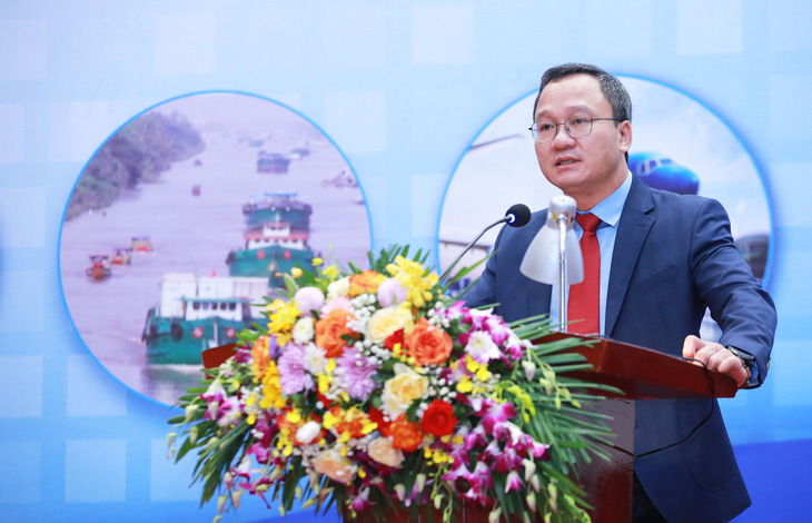 Ông Khuất Việt Hùng - phó chủ tịch chuyên trách Ủy ban An toàn giao thông quốc gia - phát biểu khai mạc - Ảnh: Q.H.