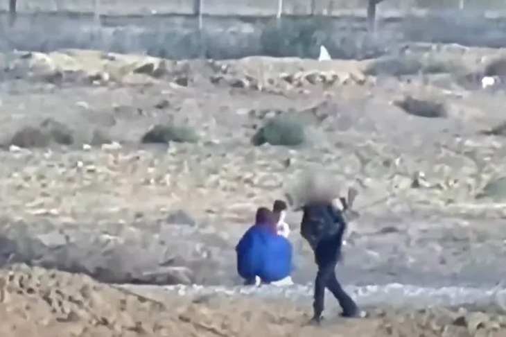 Đoạn video cho thấy người phụ nữ Israel và hai đứa trẻ được trả tự do - Ảnh: Al-Jazeera