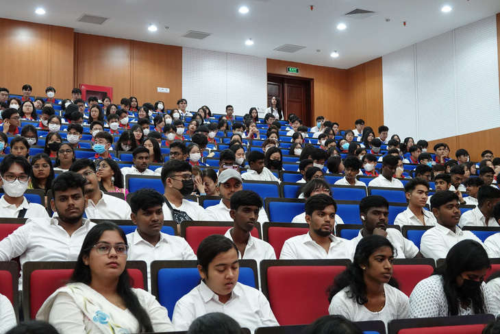 Các sinh viên người Ấn Độ tại buổi lễ khai giảng Trường đại học Y Dược Cần Thơ - Ảnh: T.LŨY