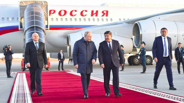 Tổng thống Kyrgyzstan Japarov đón Tổng thống Nga Putin tại thủ đô Bishkek sáng 12-10 - Ảnh: RIA NOVOSTI