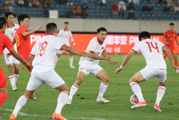 Tiền vệ Đỗ Hùng Dũng trân trọng những dịp tuyển Việt Nam thi đấu với các đối thủ đẳng cấp cao hơn trên bảng xếp hạng FIFA - Ảnh: VFF