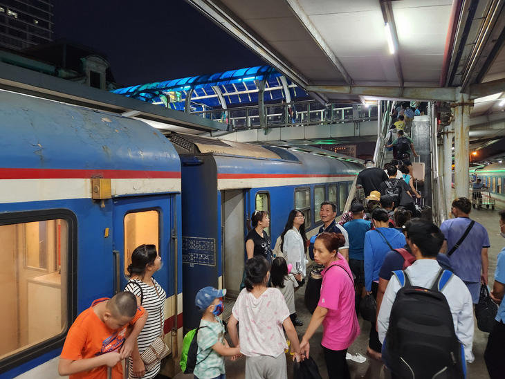 Hành khách xuống tàu tại ga Hà Nội - Ảnh: TUẤN PHÙNG